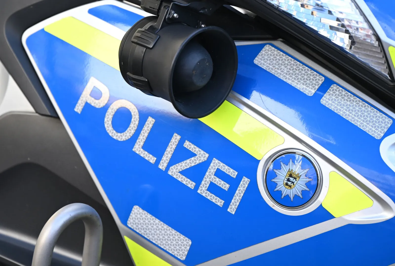 26-Jährige beschädigt Gräber und greift Polizei an