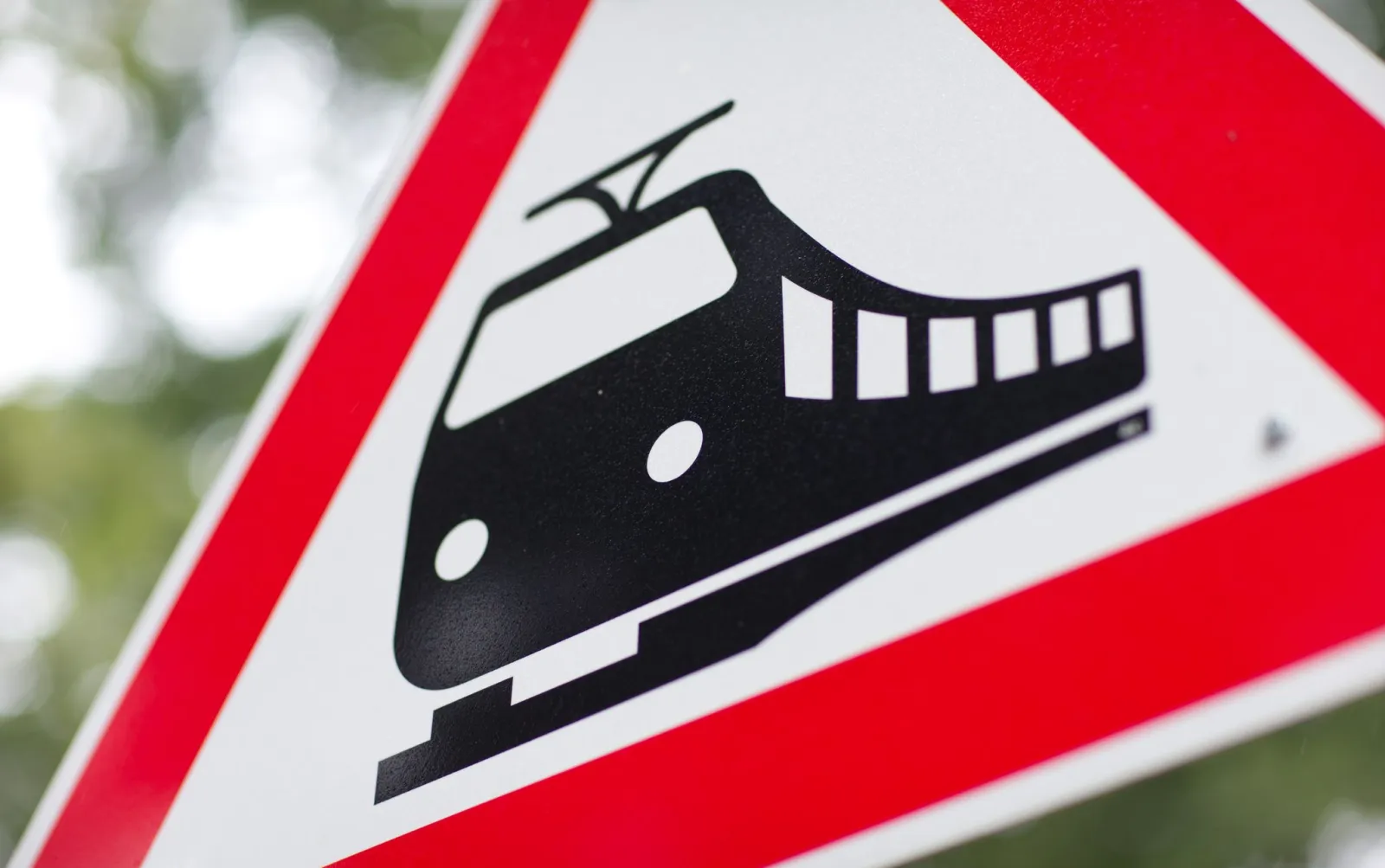 An Bahnübergang: Radfahrer stirbt bei Zusammenstoß mit Zug