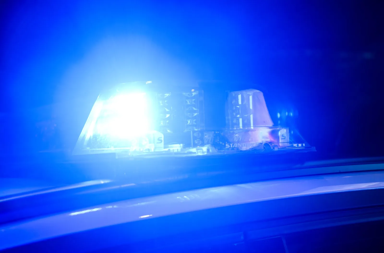 Auto fährt in Menschengruppe - mehrere Verletzte