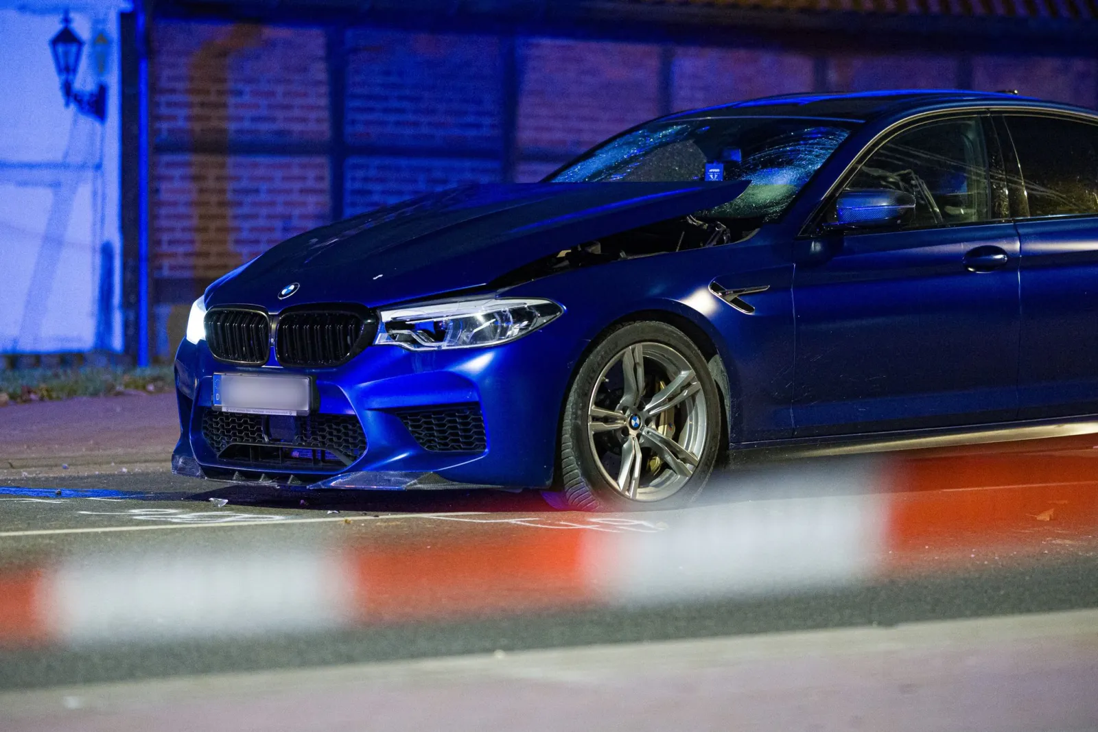 Auto fährt in Menschengruppe - mit Schüssen gestoppt