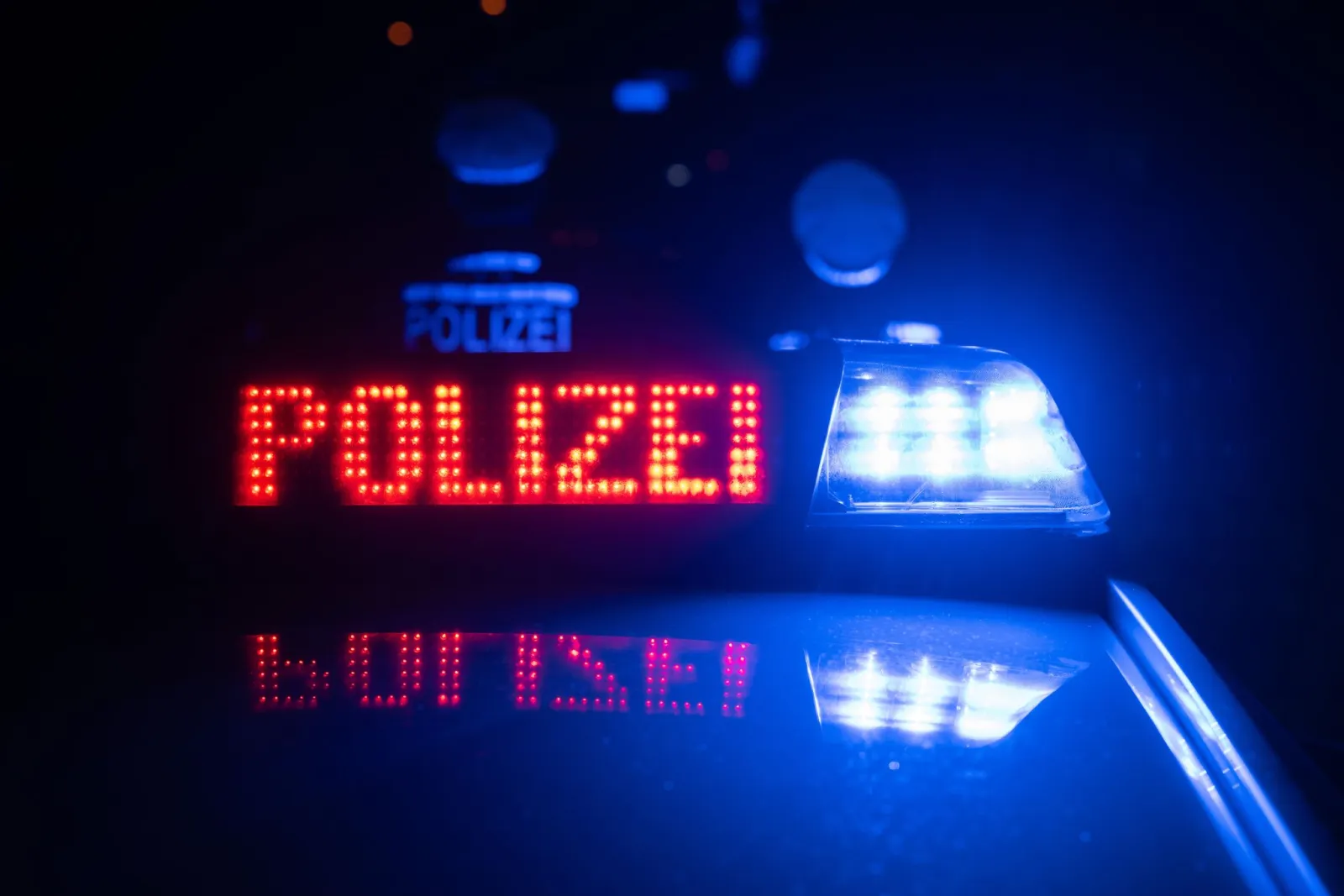 Autofahrer gerät in Gegenverkehr und wird schwer verletzt