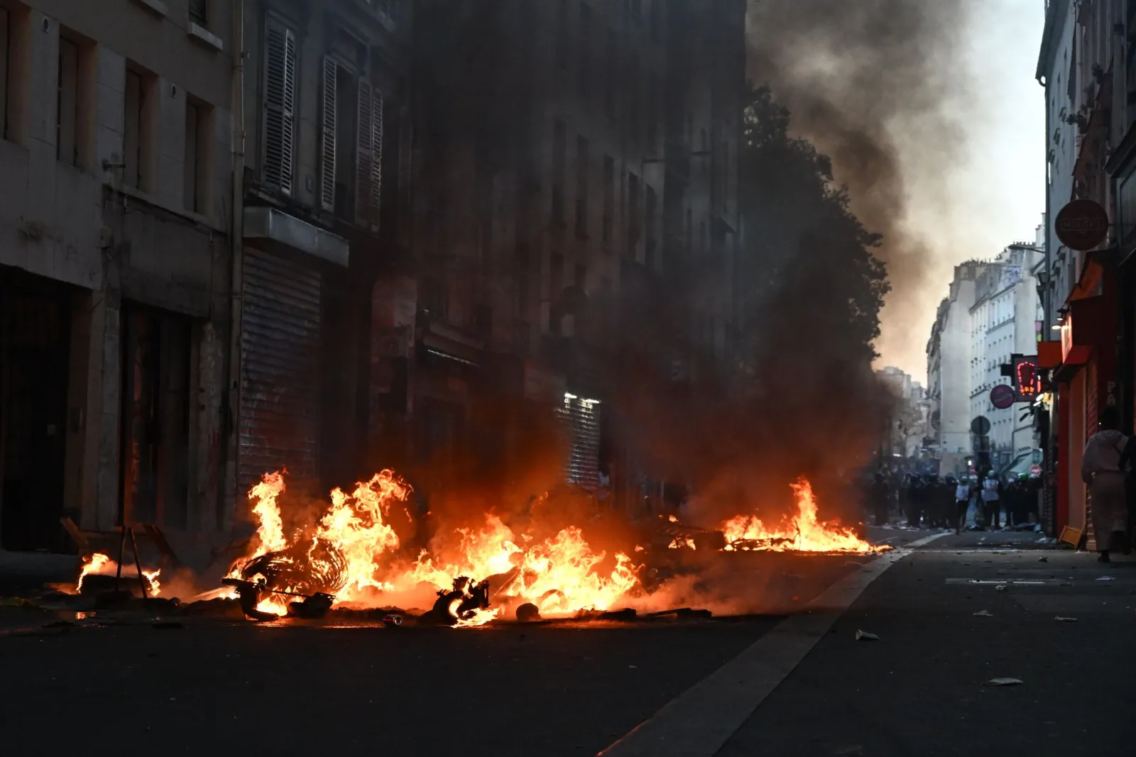 Erneut Krawalle in Paris – Polizei setzt Tränengas ein