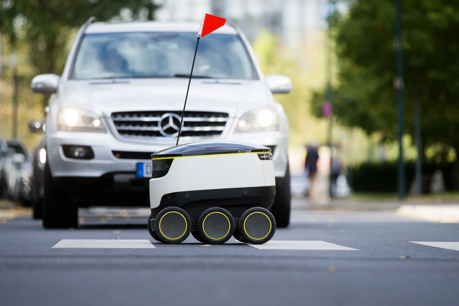 Estland: Lieferroboter baut Unfall mit Bus und fährt weiter