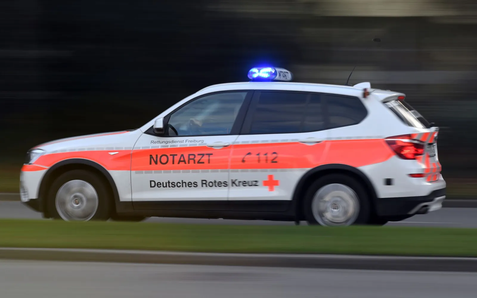 Fahrer überschlägt sich mehrfach und wird schwer verletzt