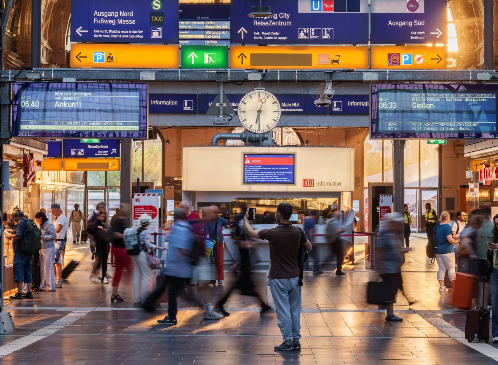 Fehlalarm an Bahnhöfen fordert zu Evakuierung auf