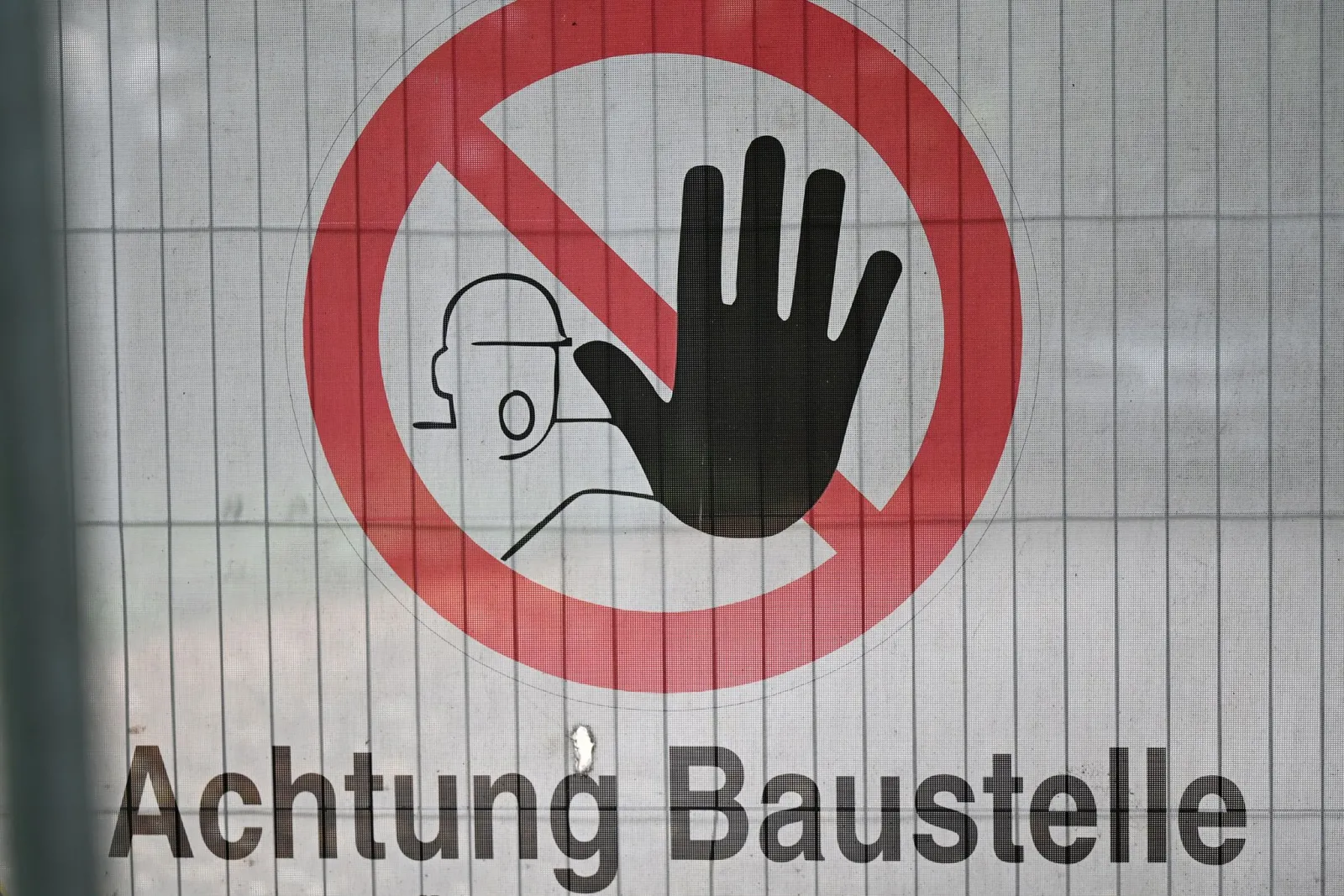 Führerloser Lastwagen kracht in Baukran