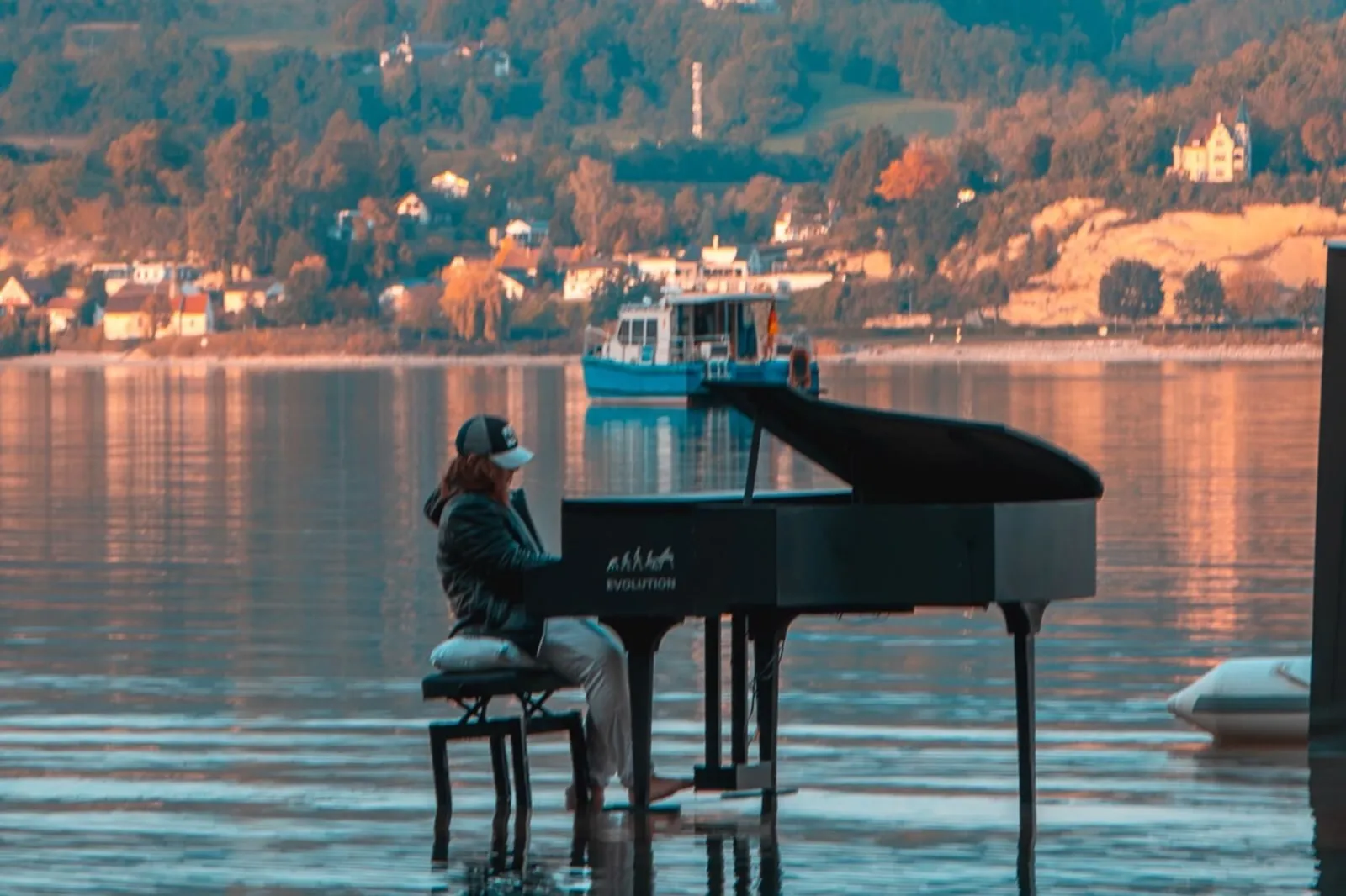 Jungpianist spielt bei Niedrigwasser auf dem Teufelstisch
