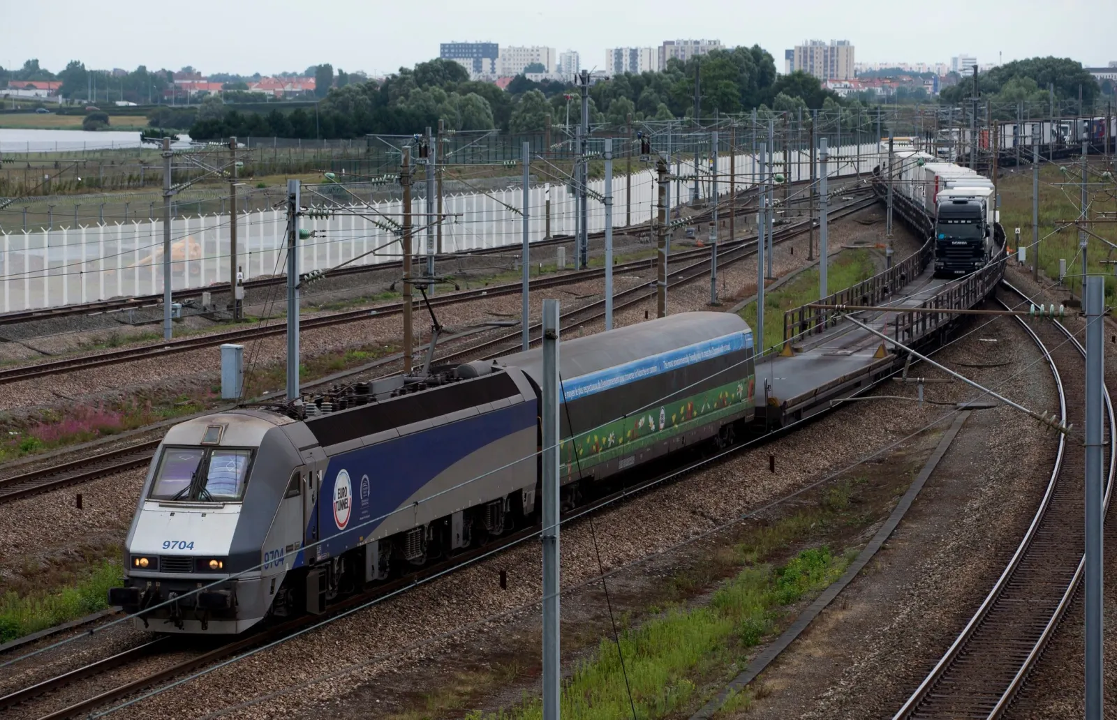 Kleinbus rammt Zug am Kanaltunnel - 19 Verletzte