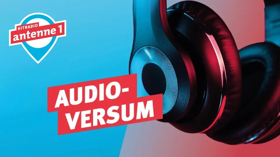Ein Bild das ein Kopfhörer zeigt, daneben steht Hitradio antenne 1 Audioversum.