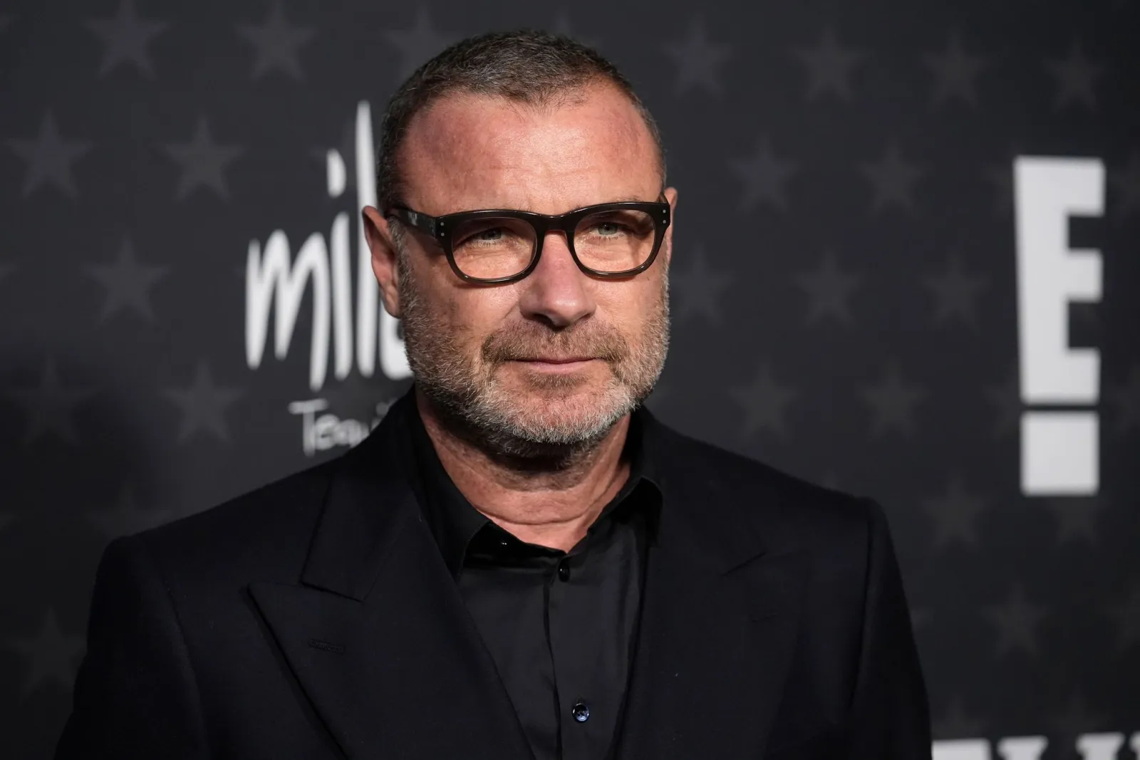 Liev Schreiber hält fünf Hühner auf dem Hausdach