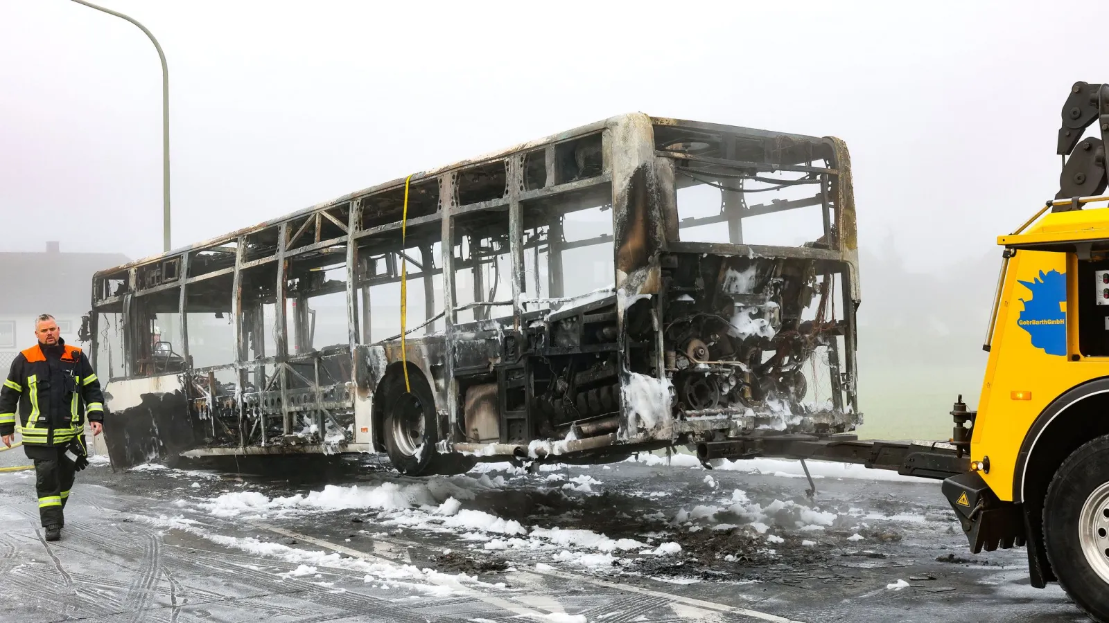 Linienbus brennt - Schüler retten sich vor den Flammen