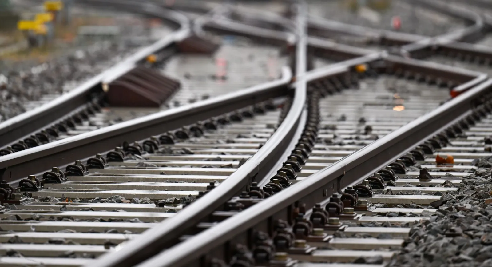 Lkw reißt Oberleitung herunter - Bahnstrecke weiter gesperrt