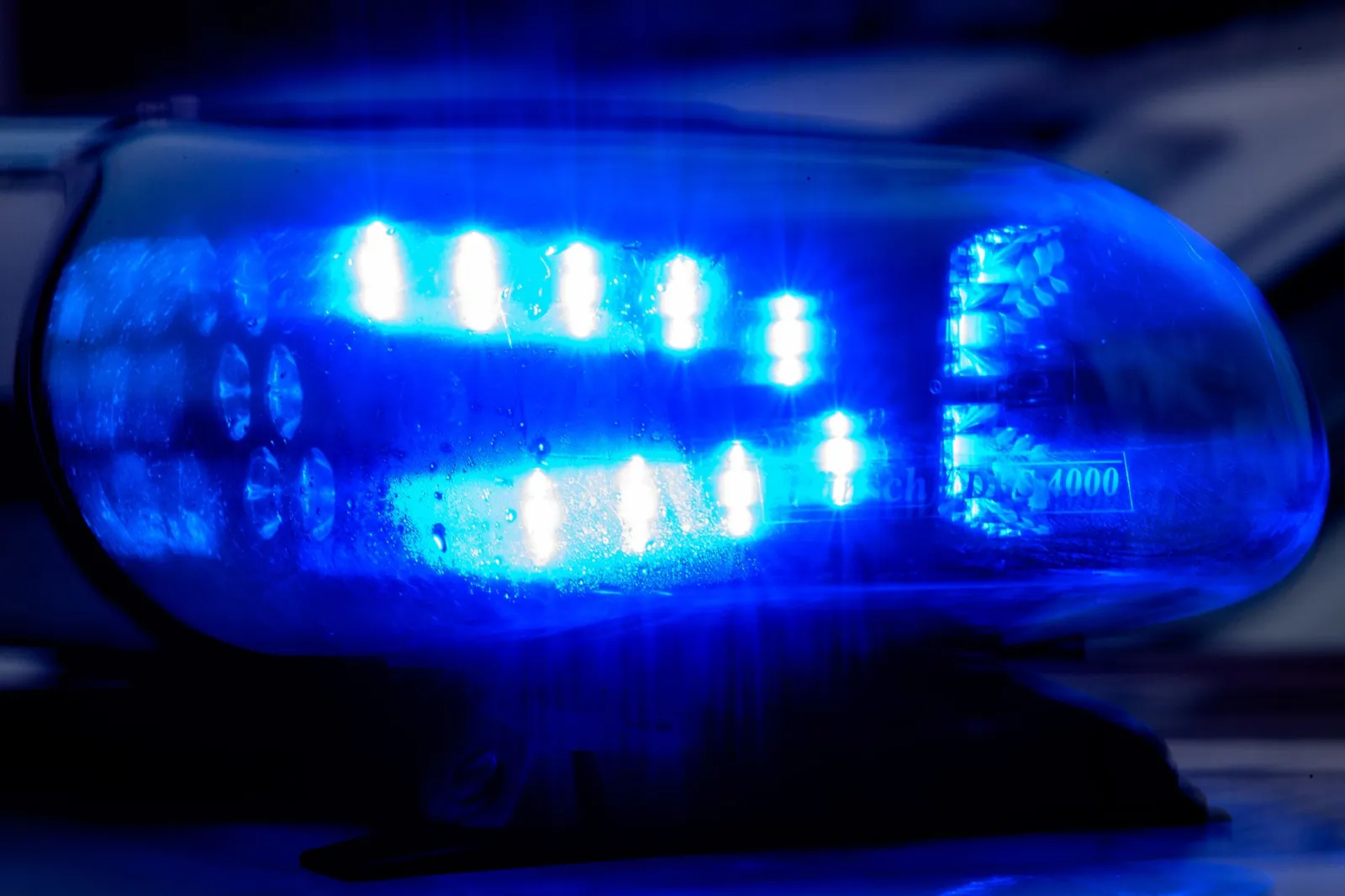 Mann nacheinander von zwei Autos angefahren