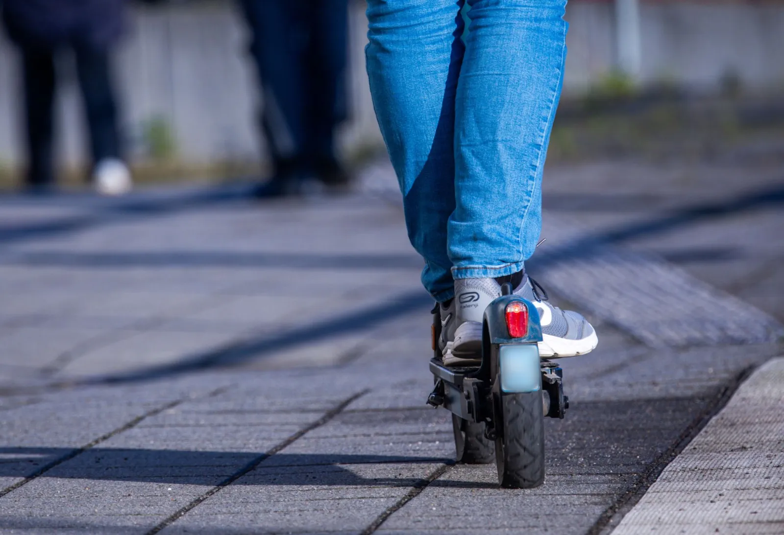 Mann stürzt mit E-Scooter und verletzt sich schwer am Kopf