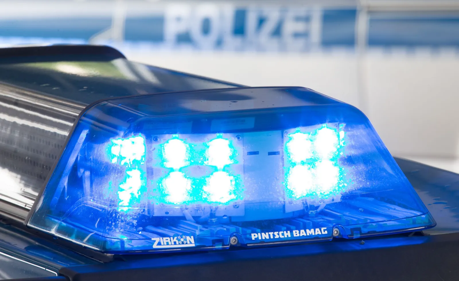 Mann zieht Notbremse und würgt Zugführer in Regionalbahn