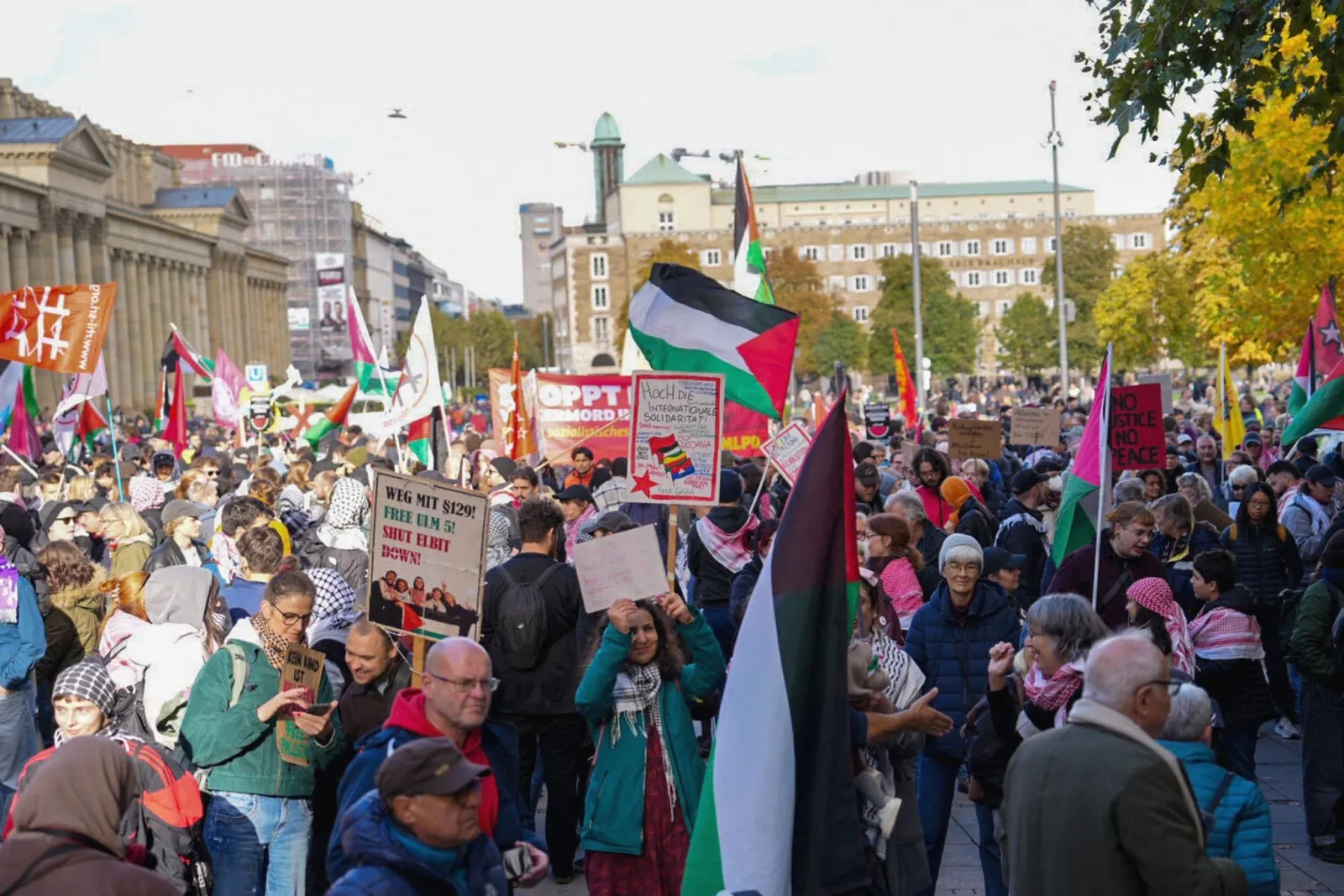 Mehrere Hundert Menschen bei «Free the Ulm 5»- Demo