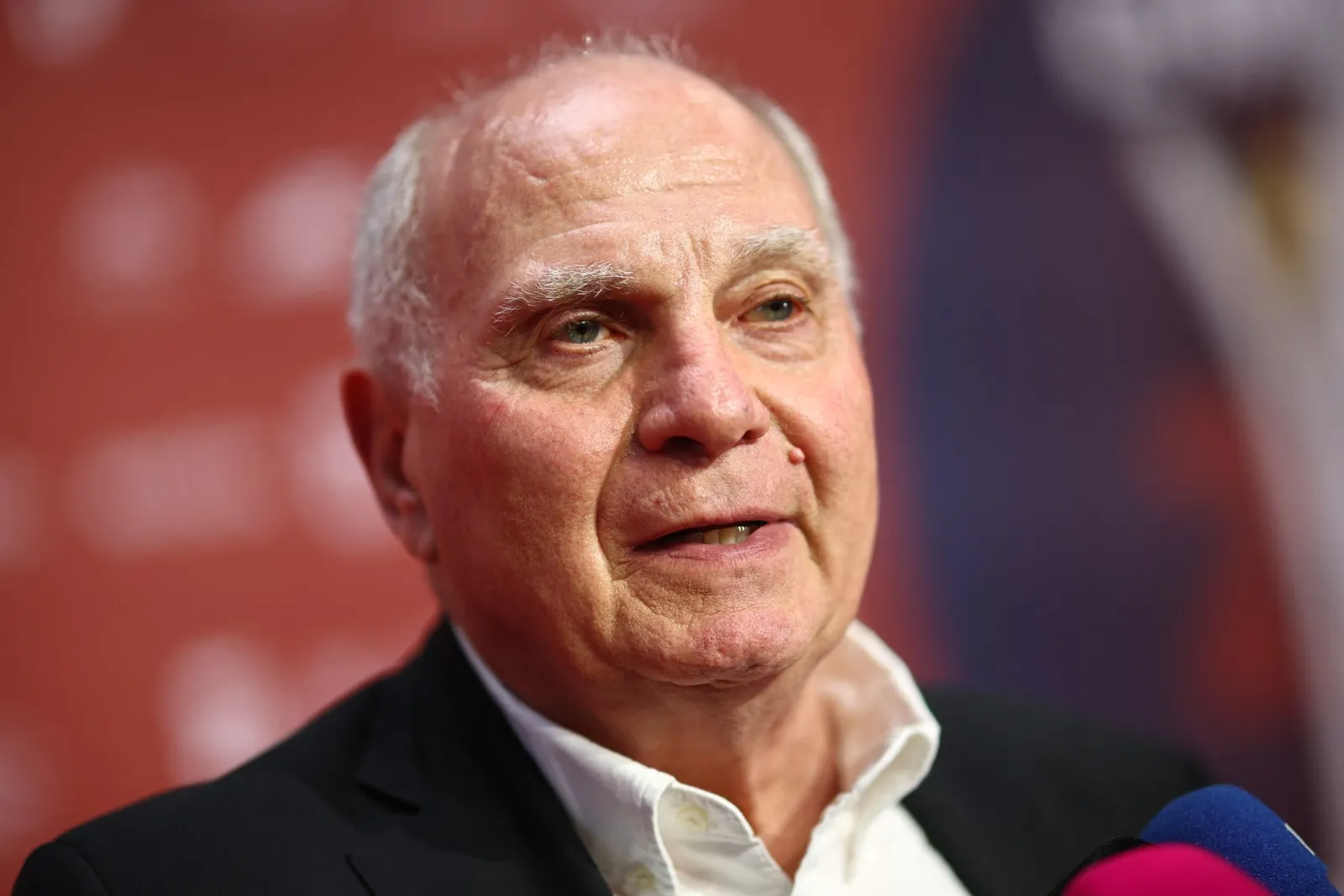 Mit Essen: Hoeneß besucht Kompany im Krankenhaus