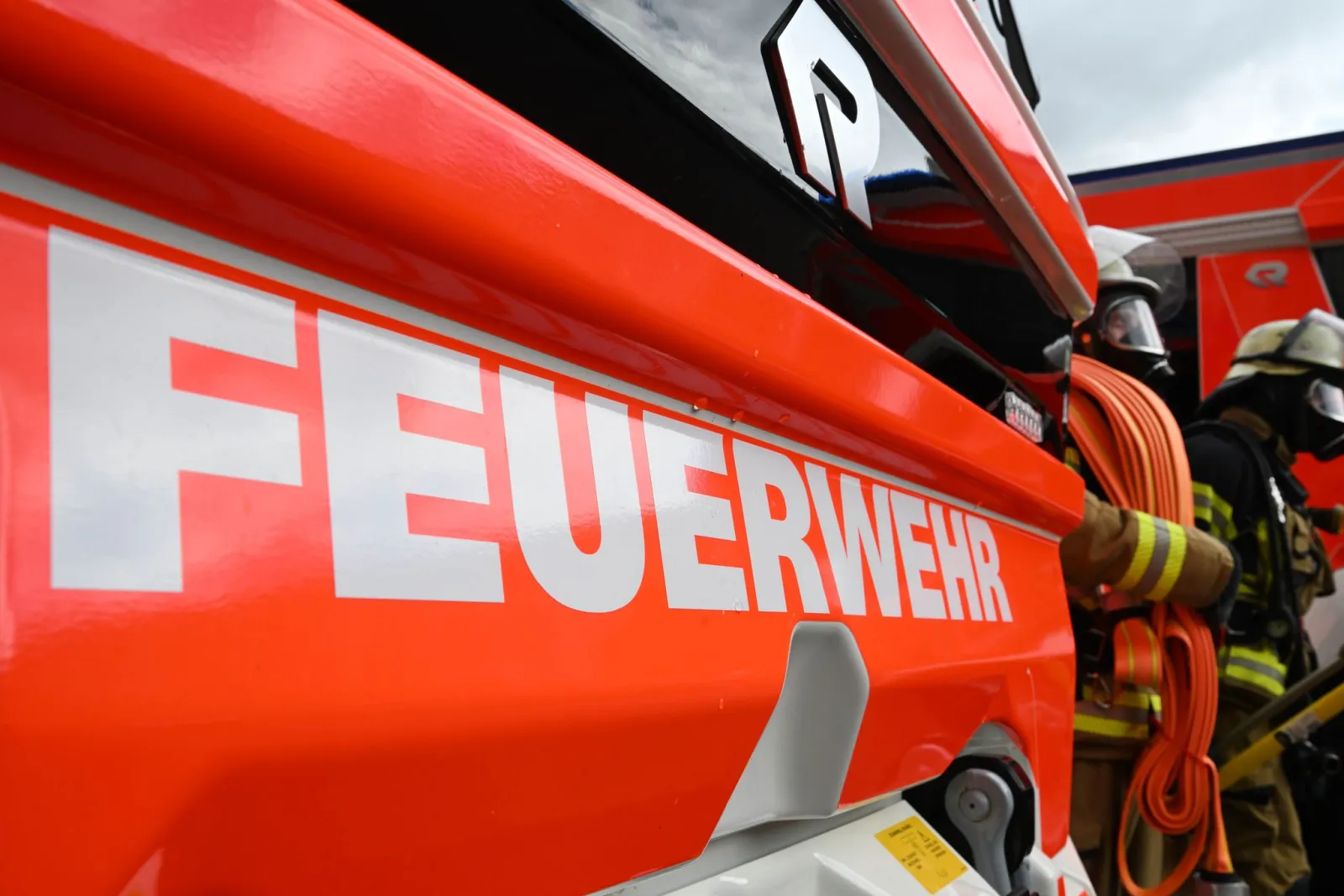 Mutter sperrt sich aus – Essen auf Herd fängt Feuer