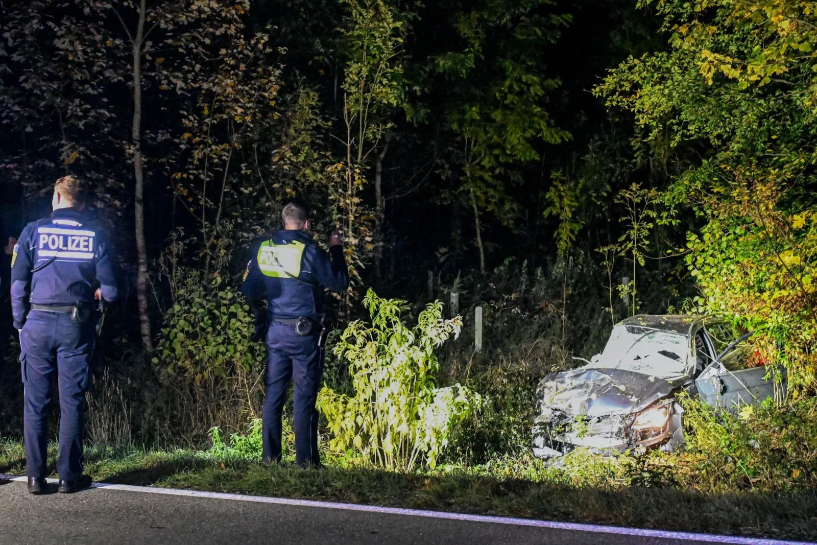Nach Unfall: Polizei sucht Fahrer mit Hubschrauber im Wald