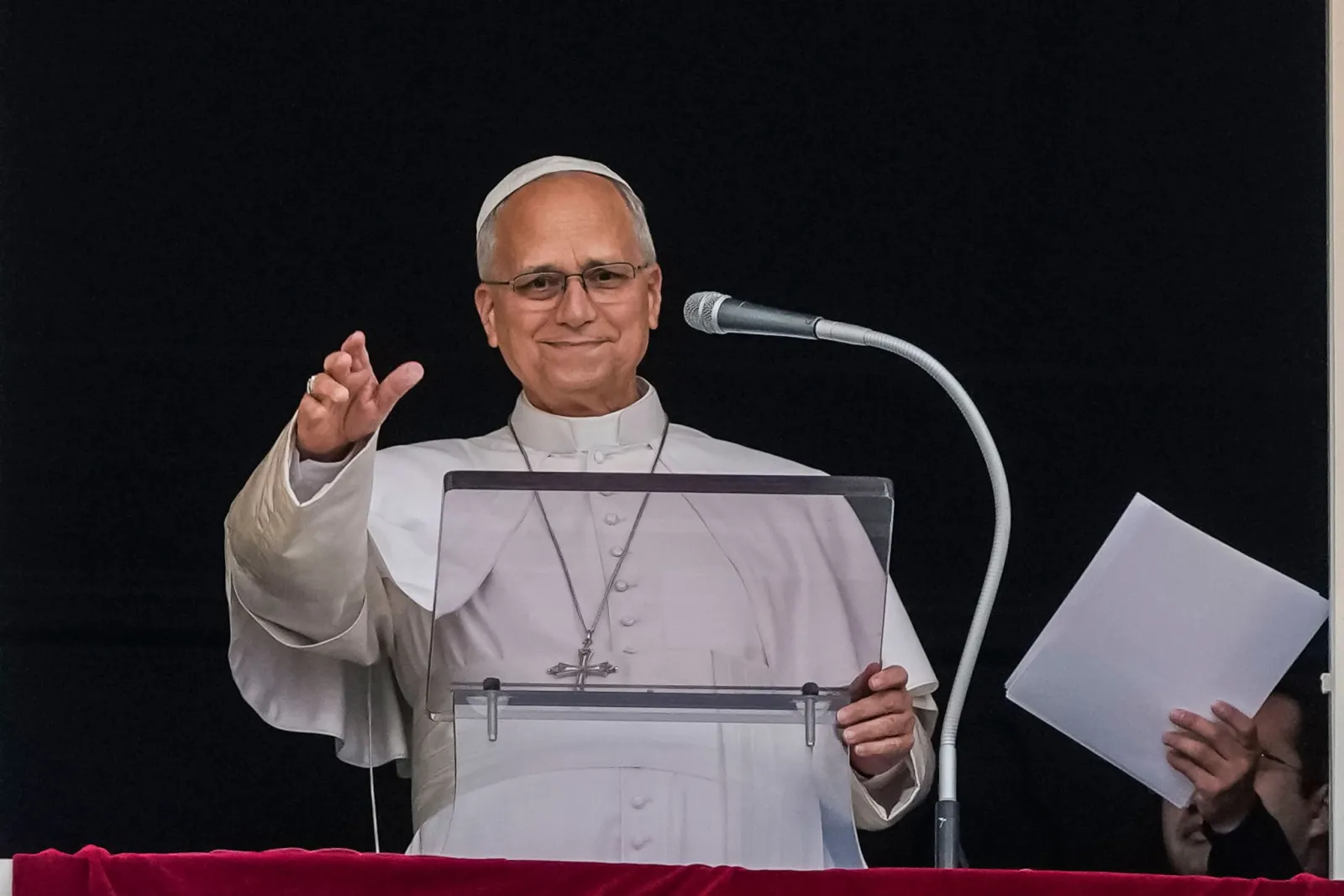 Papst bei Rückkehr in den Vatikan umjubelt