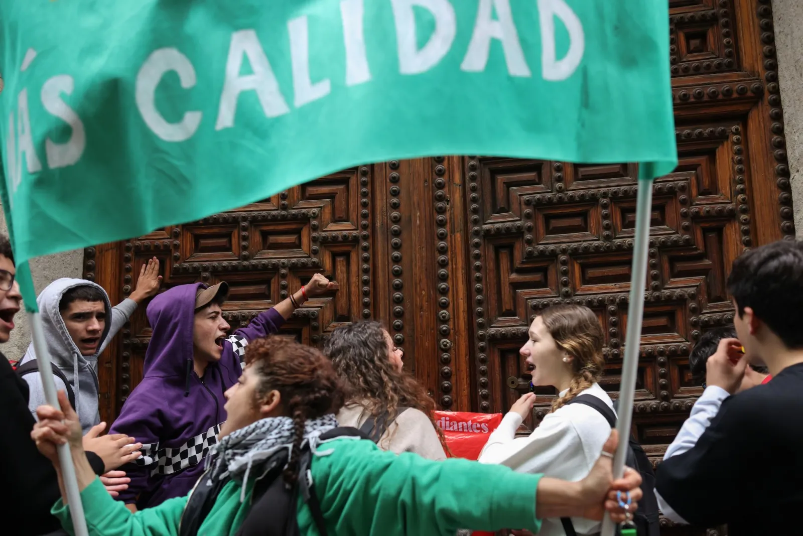 Polizei geht mit Schlagstöcken gegen Lehrer in Madrid vor