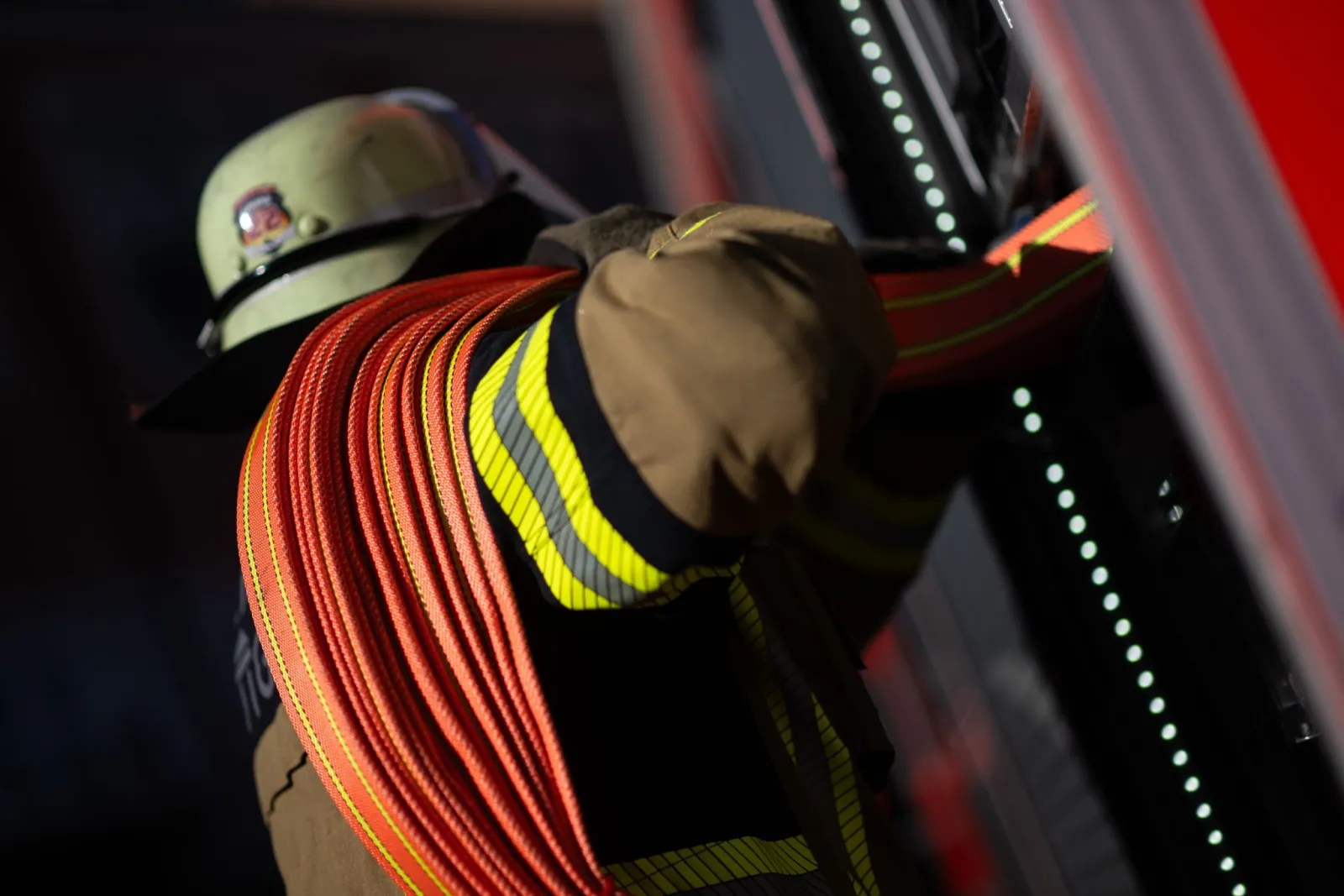 Rettung über Lichtschacht: Acht Menschen bei Brand verletzt