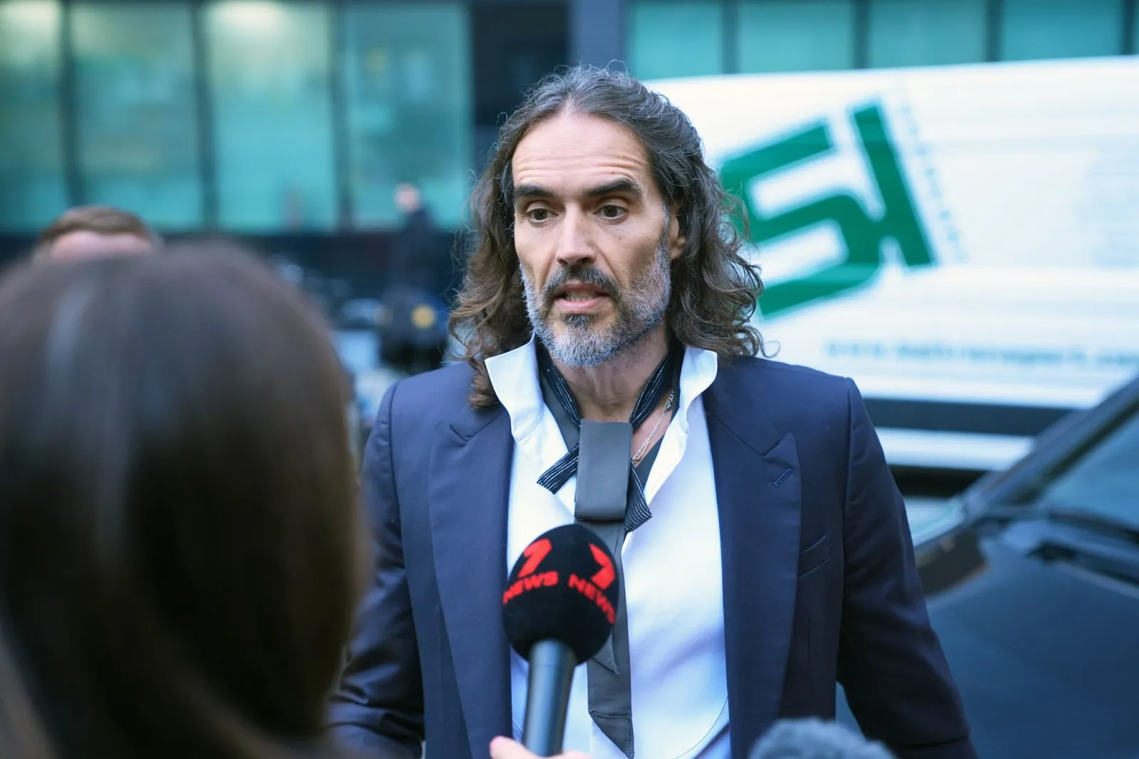 Russell Brand weist Gewaltvorwürfe vor Gericht zurück
