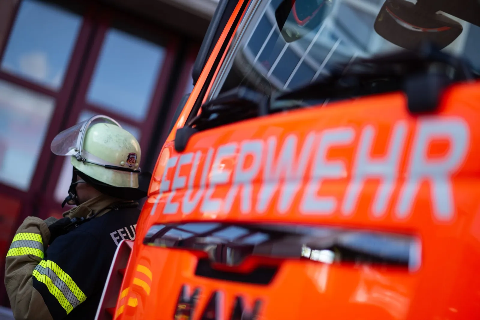 Scheunendach stürzt ein und beschädigt Nachbarhaus