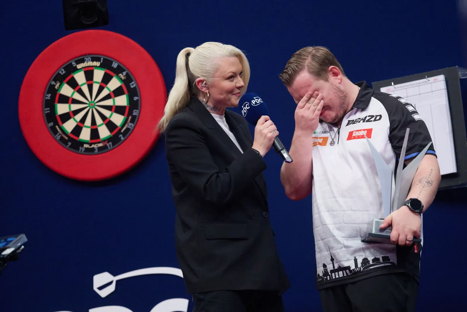 Schindler schluchzt: Stolz nach deutscher Darts-Premiere