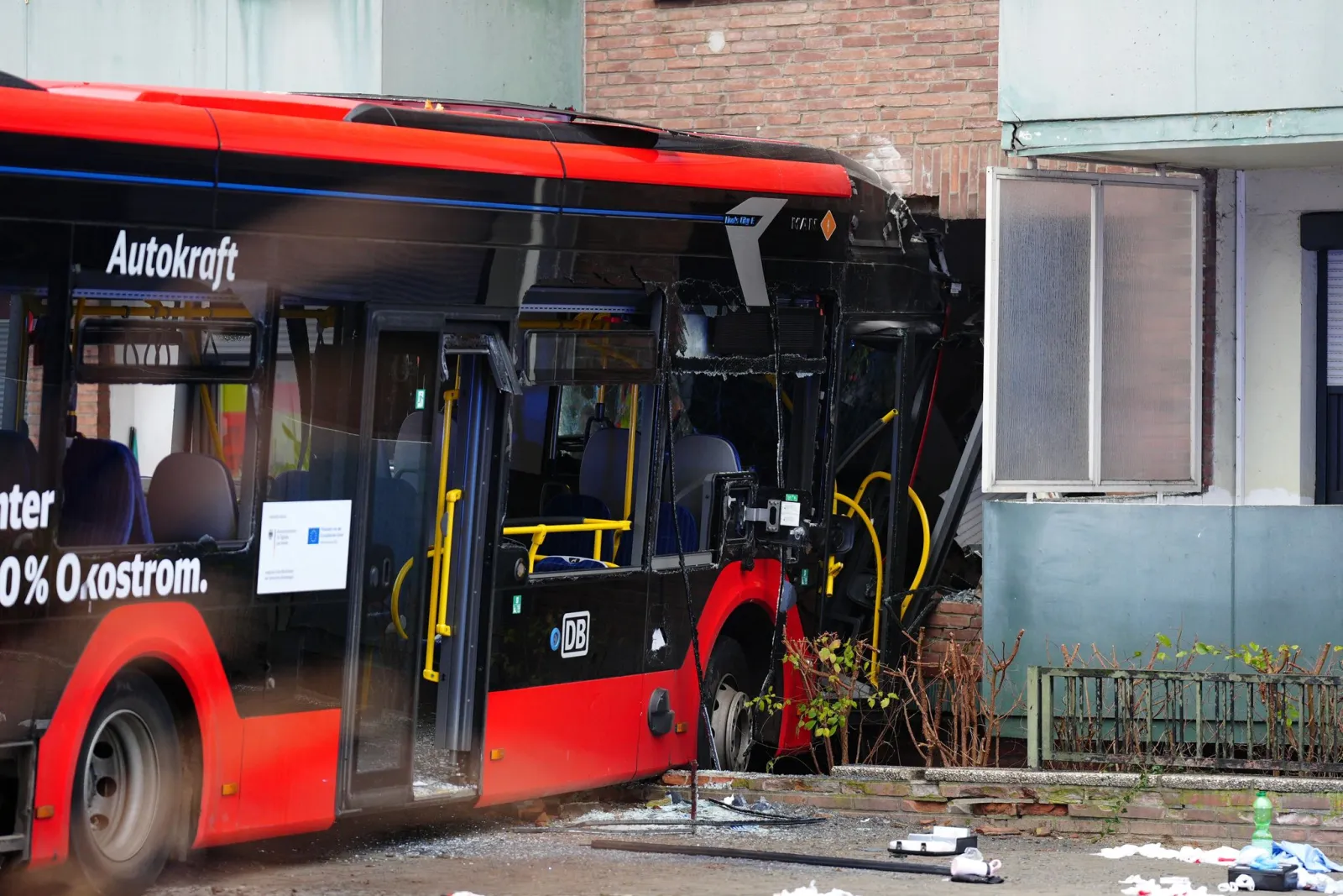 Linienbus mit 20 Kindern fährt in Hauswand