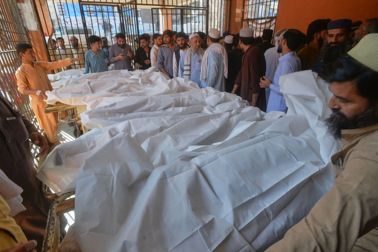 Schuldach stürzt ein - Mindestens 34 Tote in Pakistan