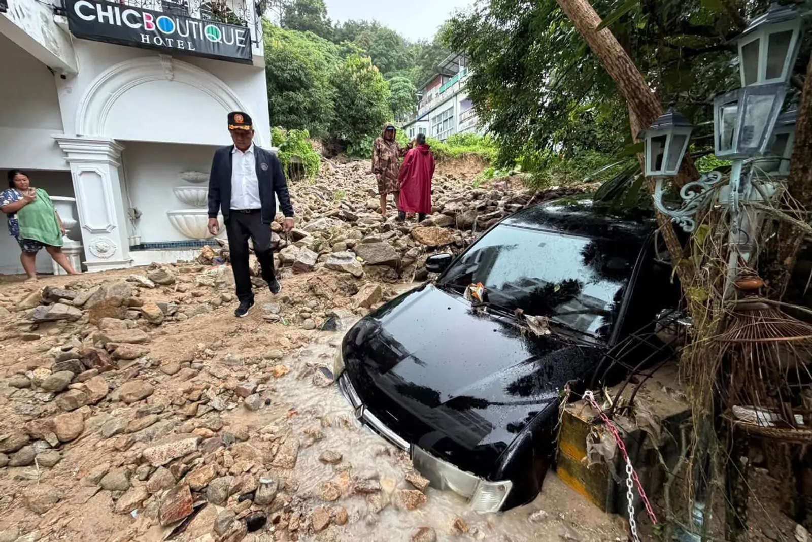 Starkregen setzt Thailands Urlaubsinsel Phuket unter Wasser