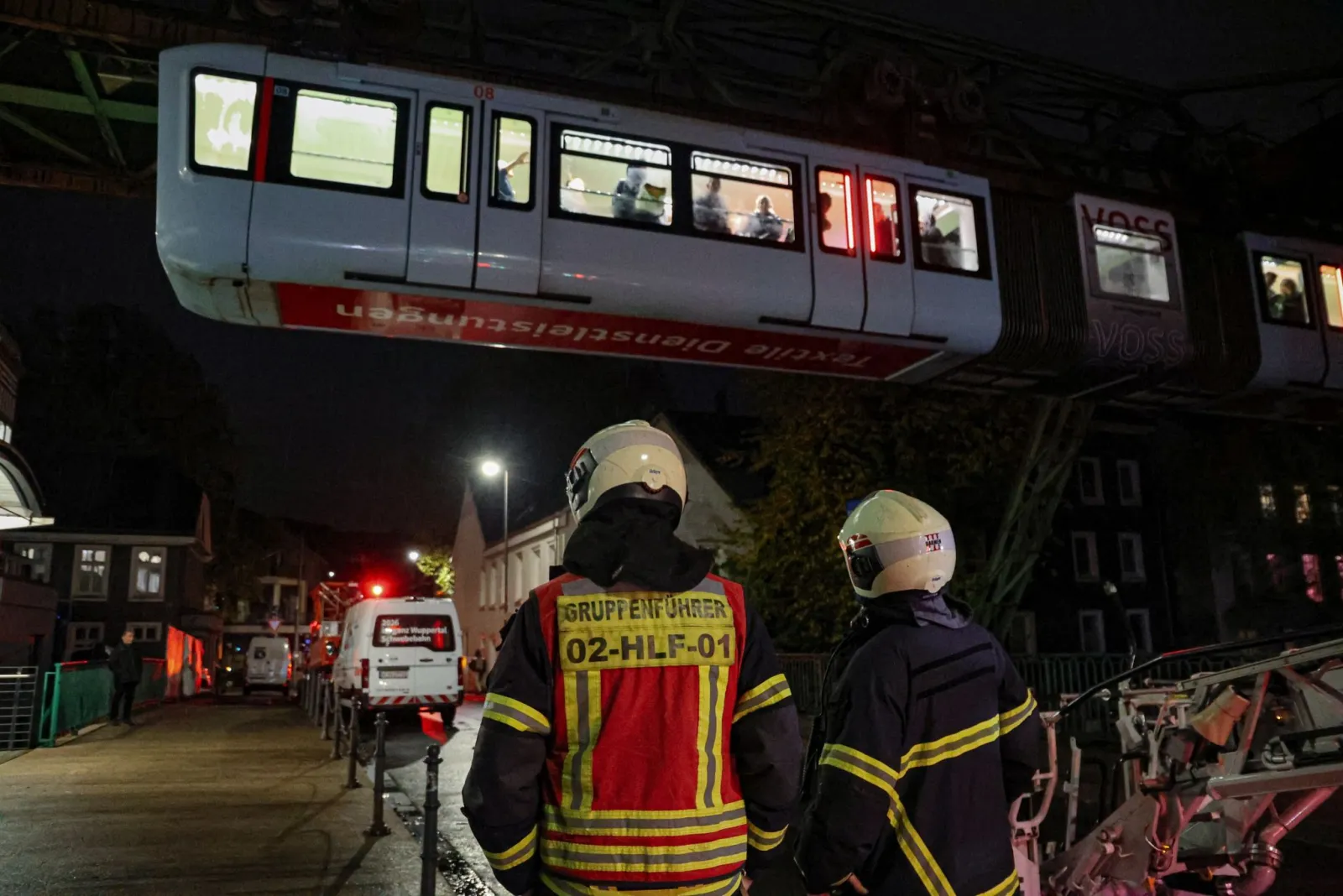 Stromausfall stoppt Schwebebahn - Feuerwehr rettet Fahrgäste