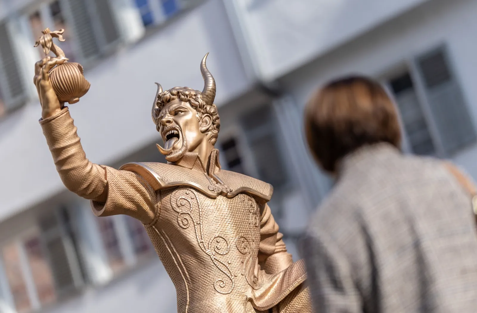 Teufel bleibt in Esslingen - wie eine Bronze-Figur spaltet