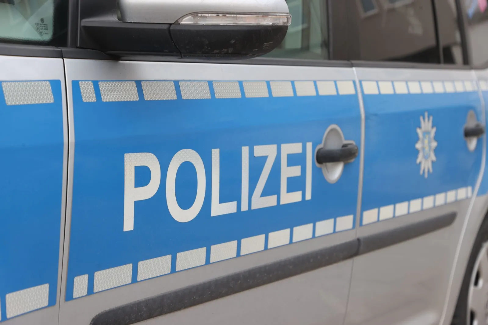 Tonnenschwere Betonteile rutschen von Sattelzug