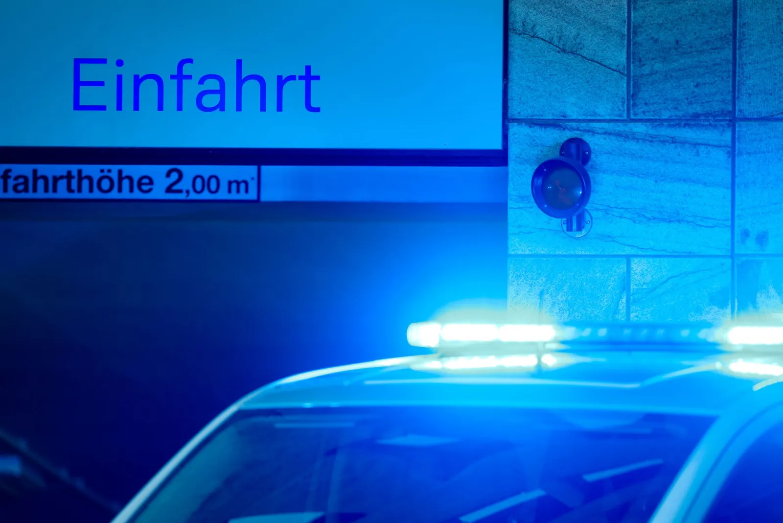 Unbekannte beschädigen Autos in Tiefgarage