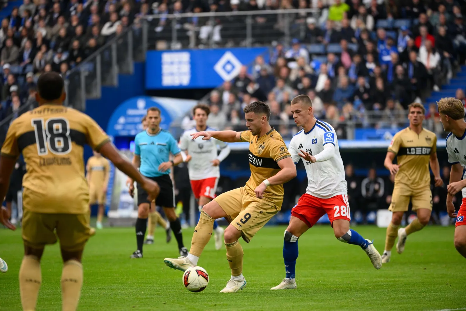 Viel Frust beim VfB: Stürmer Demirovic zerreißt sein Trikot
