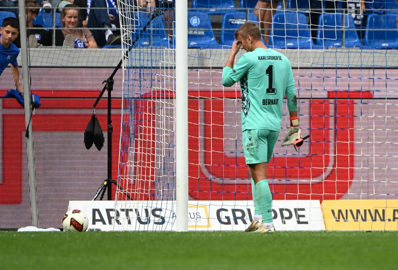 Vor Spiel in Magdeburg: KSC bangt um Torwart Bernat