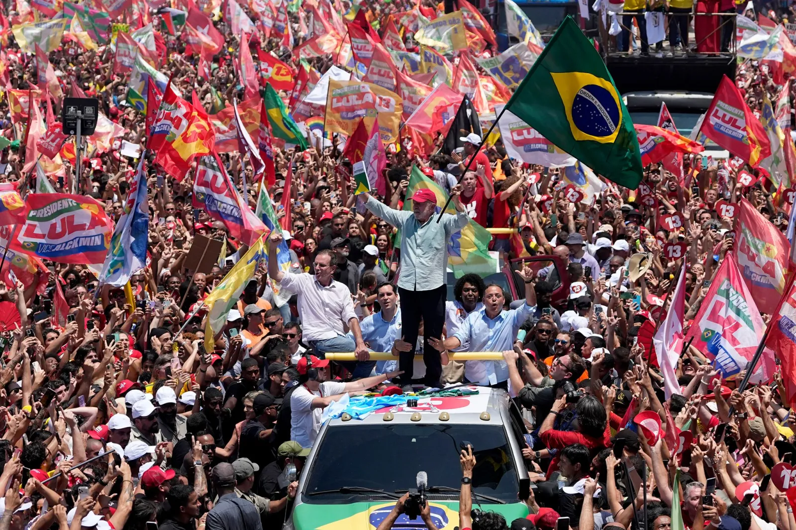 Vor Stichwahl: Lula und Bolsonaro kämpfen um letzte Stimmen