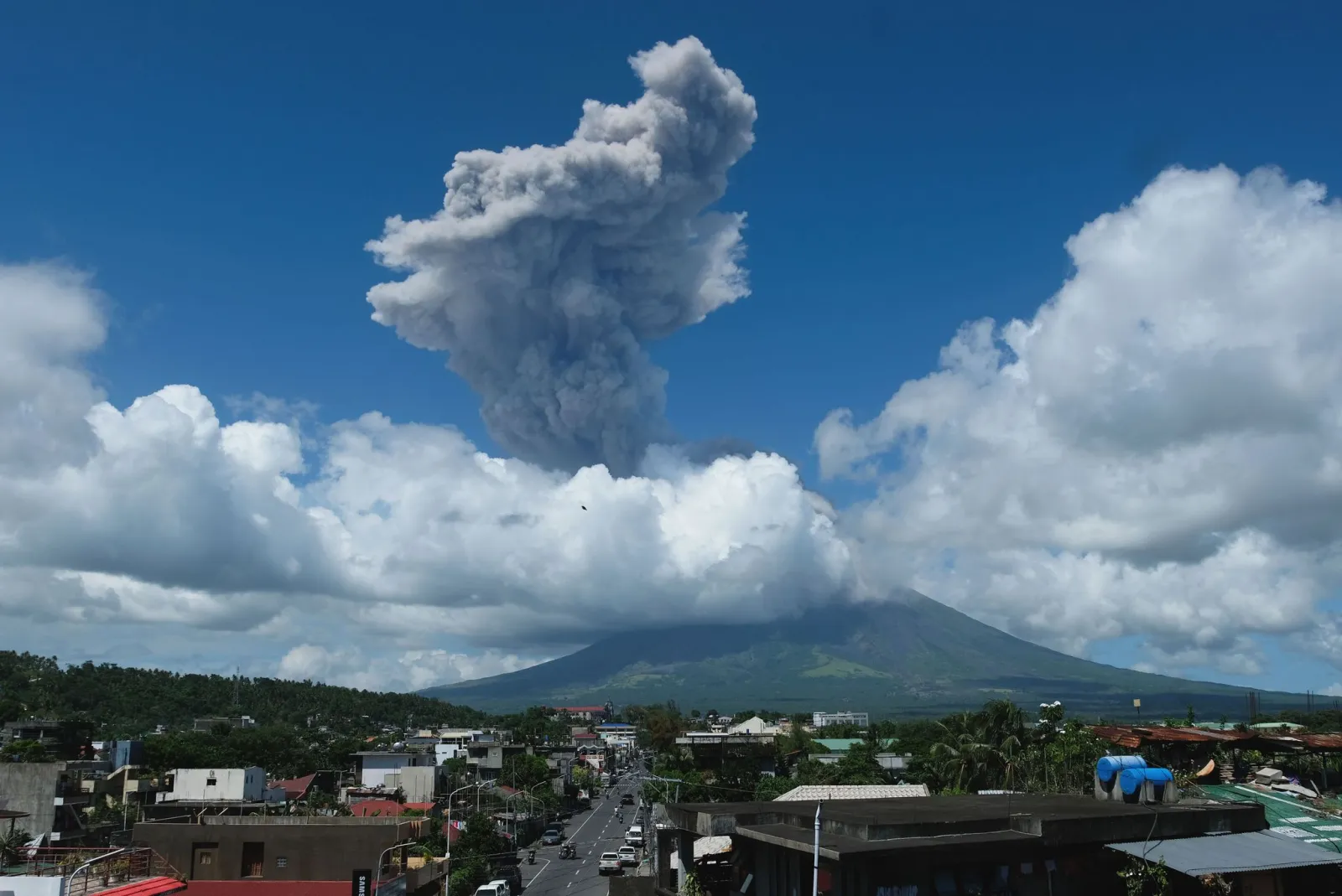 Vulkan Mayon auf den Philippinen ausgebrochen
