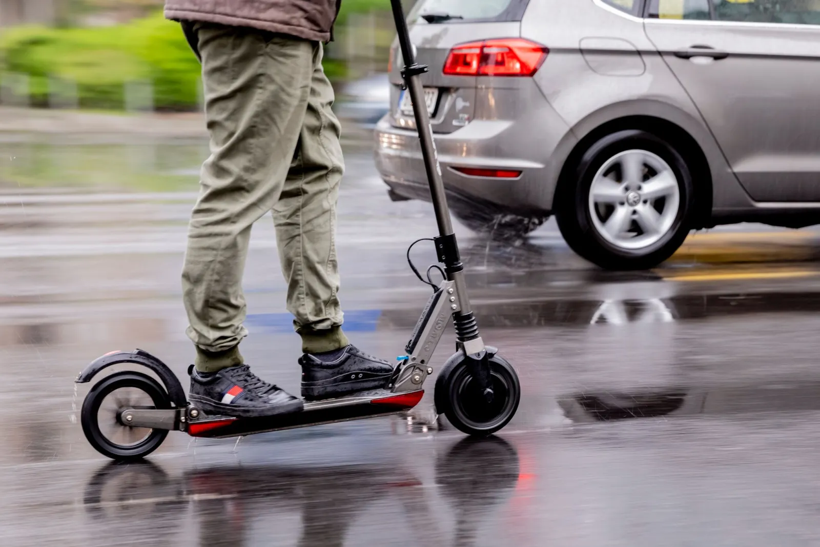 Wegen Bemerkung: Männer schlagen auf E-Scooter-Fahrer ein